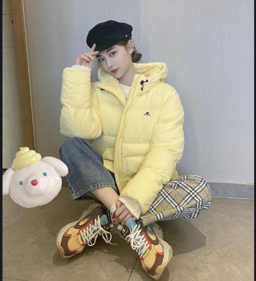 luvsjiaqi's tweet photo. [211031] kiki RED update!!

🌝💙
cream coloured, fairytale winter outfit🈶
i really like cream coloured,
and child-like outfits https://t.co/EWf89mBLAy
