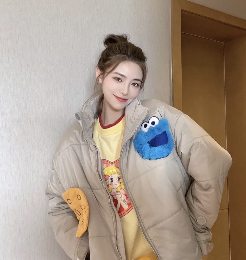 luvsjiaqi's tweet photo. [211031] kiki RED update!!

🌝💙
cream coloured, fairytale winter outfit🈶
i really like cream coloured,
and child-like outfits https://t.co/EWf89mBLAy