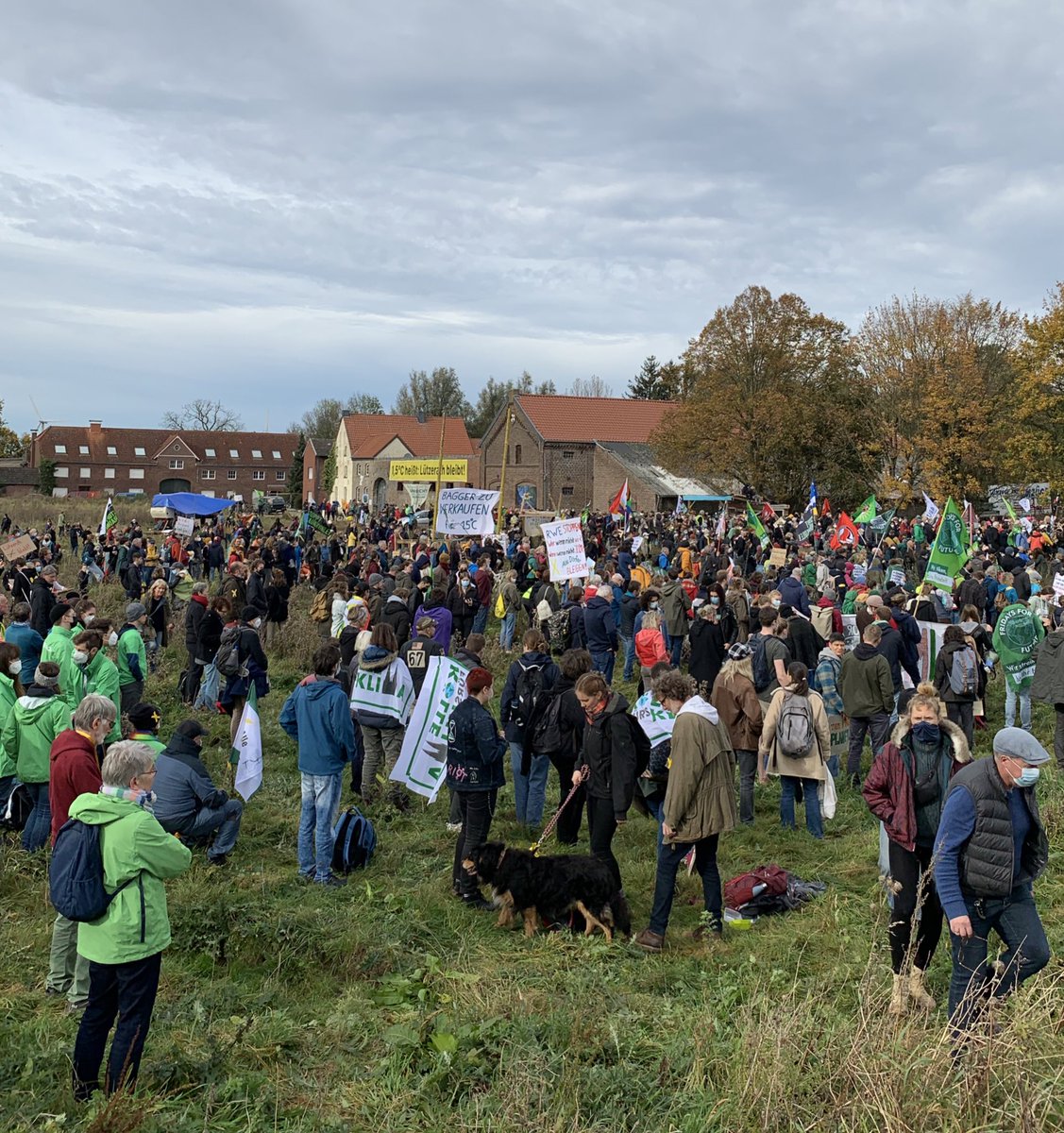 Eindeutige Botschaft der 5.000 Menschen bei der #LuetziBleibt Demo an die Verhandler*innen von <a href="/spdde/">SPD Parteivorstand 🇪🇺</a> <a href="/fdp/">FDP</a> &amp; <a href="/Die_Gruenen/">BÜNDNIS 90/DIE GRÜNEN</a> 
👉#kohlestopp &amp; #alledörferbleiben
