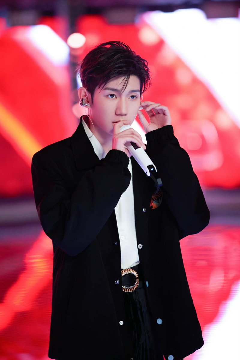 roywangvnfc's tweet photo. 💚Roy Wang's Studio update (30/10) 

Vương Nguyên tại buổi diễn tập chương trình "Phí Đằng Chi Dạ" (tạm dịch Đêm Sục Sôi) 
 
江海翻涌���叙说永恒青春。一组现场彩排图抢先沸腾，明晚19 : 30，热爱正式开启。 
 ​​​#tfboys王源 #roywang #vươngnguyên 

Cre: 王源RoyWang工作室 https://t.co/GbWWQ0l16f