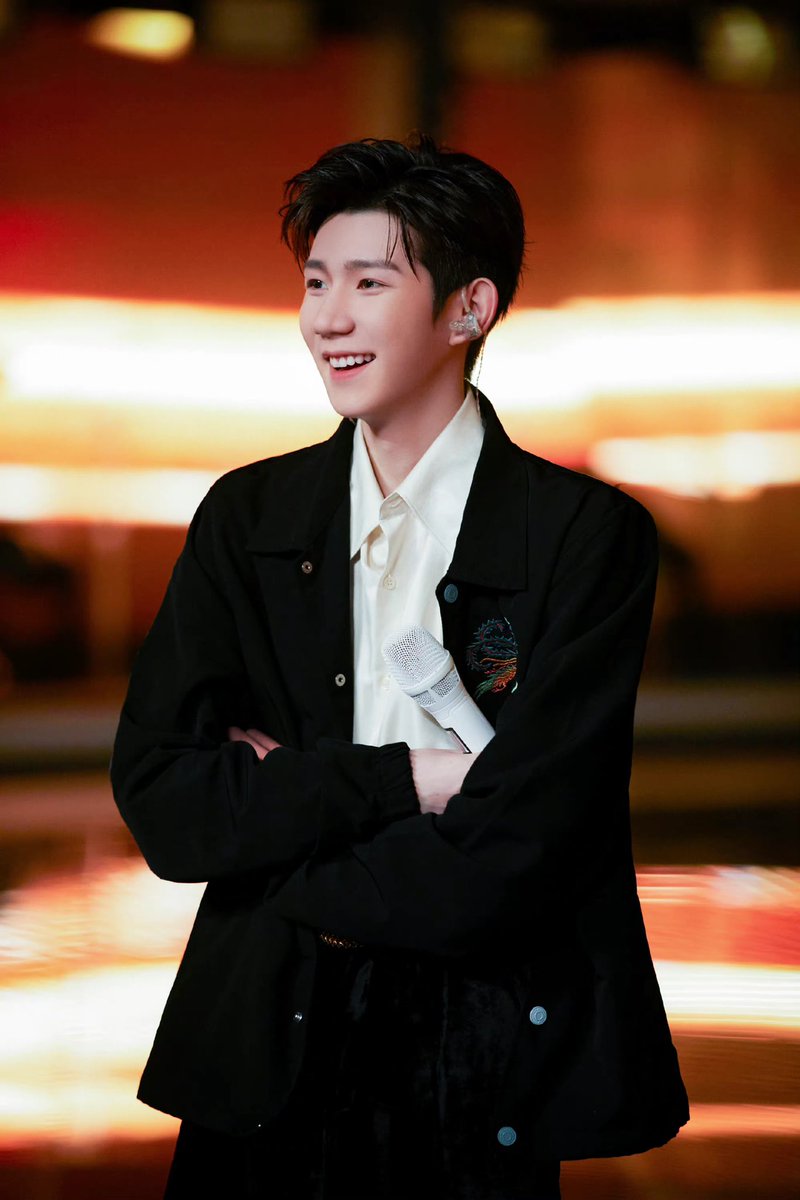 roywangvnfc's tweet photo. 💚Roy Wang's Studio update (30/10) 

Vương Nguyên tại buổi diễn tập chương trình "Phí Đằng Chi Dạ" (tạm dịch Đêm Sục Sôi) 
 
江海翻涌���叙说永恒青春。一组现场彩排图抢先沸腾，明晚19 : 30，热爱正式开启。 
 ​​​#tfboys王源 #roywang #vươngnguyên 

Cre: 王源RoyWang工作室 https://t.co/GbWWQ0l16f