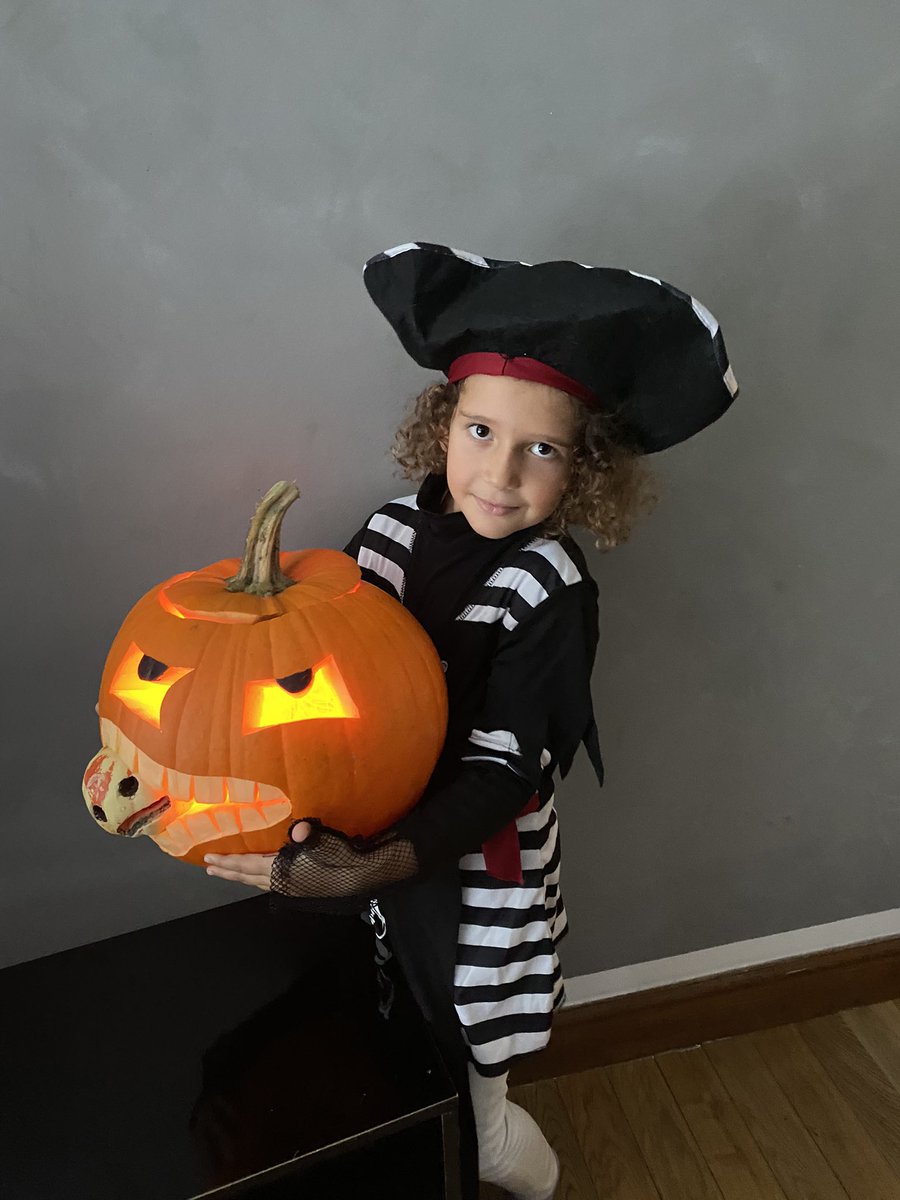 TabakuAna's tweet photo. Happy Hallowe’en from Morena! 🎃🎃🎃@MrPogmore @GoresbrookSc https://t.co/XCsdMeNK0b