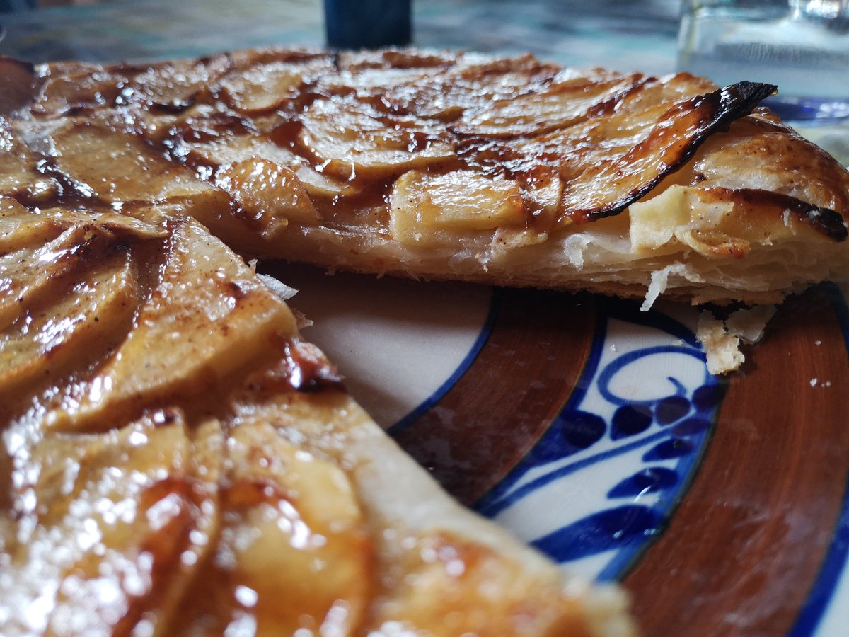 elisapv64's tweet photo. Amb temps i paciència es pot fer la pasta de fulls a casa. 
Tarta de poma 
#PastaDeFulls #PâteFeuilletée #MilHojas https://t.co/m65fULP3E1