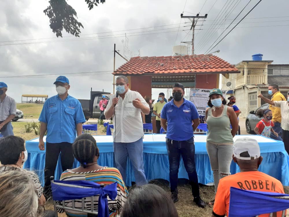 AlcaldiaAnaco's tweet photo. "Estamos para ustedes vecinos, tu salud es importante para nosotros y por eso estamos trabajando y esforzándonos cada día más en pro de su bienestar. En Anaco hay una gestión que se preocupa por su gente y salimos a las calles a escucharlos y atenderlos". @LuisGuevaraM_ https://t.co/1NhxwTThMp