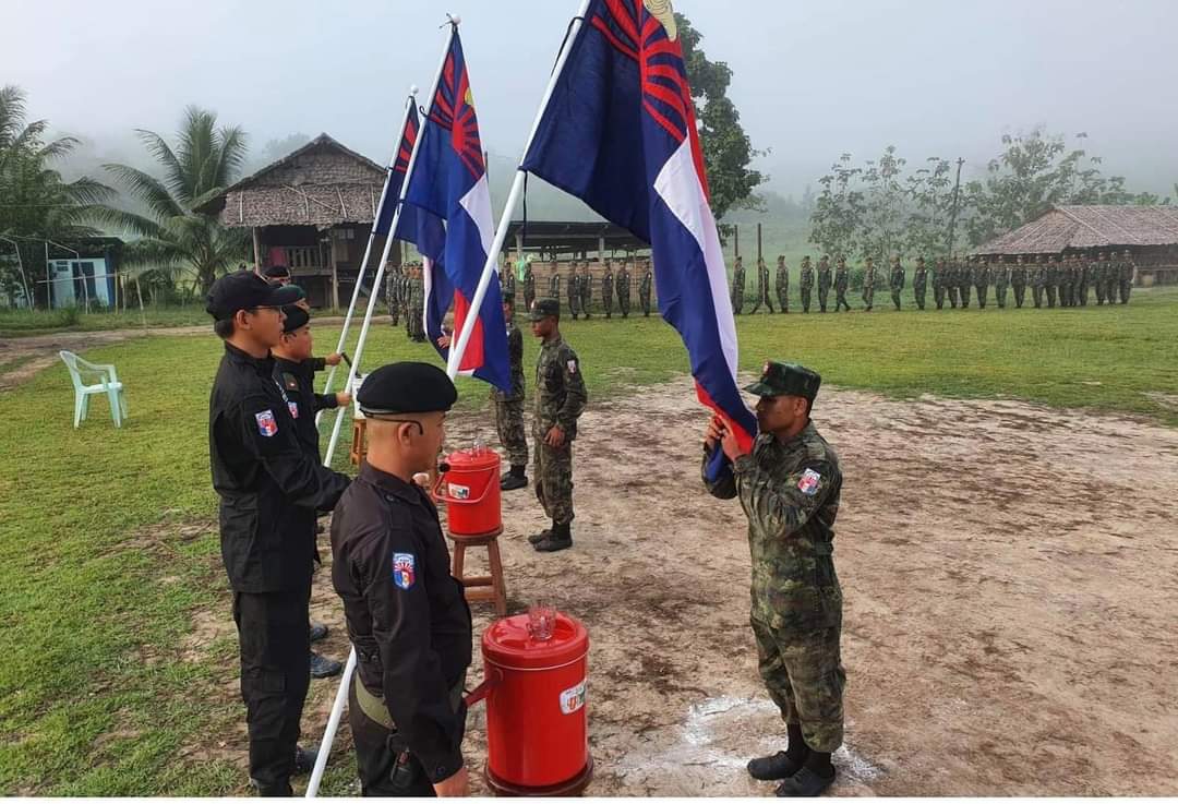 MayWongST's tweet photo. #Myanmar #Karen state bordering #Thailand has now formed own police force. @knuhq, 1 of the oldest #ethnic armed groups has been defending its territory there for over 60 years. It also attacked/took control of #military base overlooking Thailand in April #WhatsHappeningInMyanmar https://t.co/6Df5TCwrGz