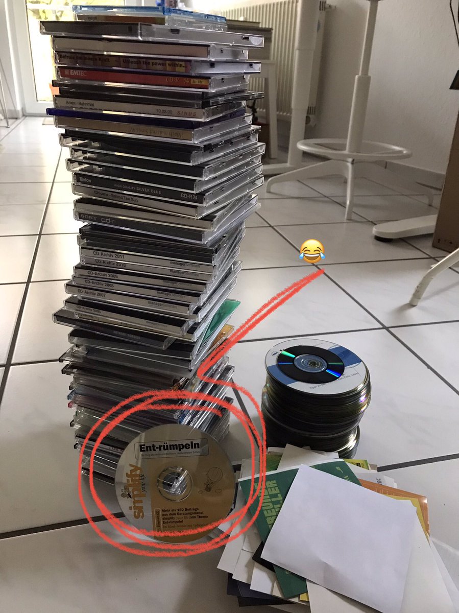 Und, was habt ihr heute so mit der geschenkten Stunde gemacht❓
😅
Hier wurden CDs #entrümpelt. 🙈
Oh man, „damals“ fanden wir das völlig normal, dieses Gebrenne &amp; Co. Das 👇🏼 kommt alles auf den #Wertstoffhof, die gekauften (Musik) werden verschenkt. Trotzdem krass. 🤷🏻‍♀️
