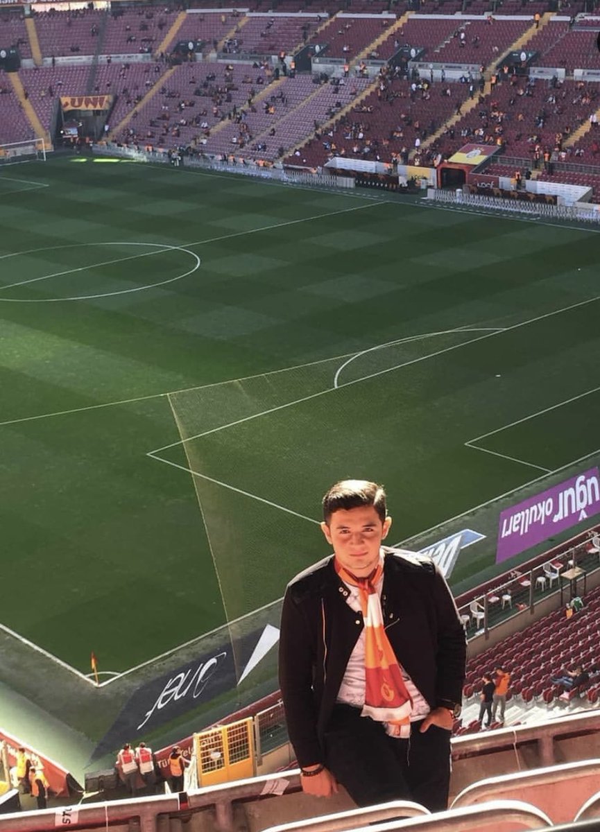 Cakrr25's tweet photo. 2017-2019-2021.. Seneler geçti, yıllar değişti, ama değişmeyen tek şey; bu armaya adadığımız sevgi ve hayat..💛❤️ https://t.co/SQeeO8Loac