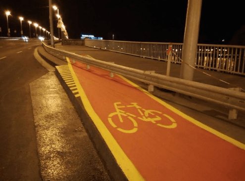 SarahJ_Berry's tweet photo. If you ever find yourself thinking “I wish cyclists would just ride in the bike lane” then it’s very much in your best interest to join cyclists in lobbying for cycle lanes that actually work, instead of these. https://t.co/NSdIV8KILf