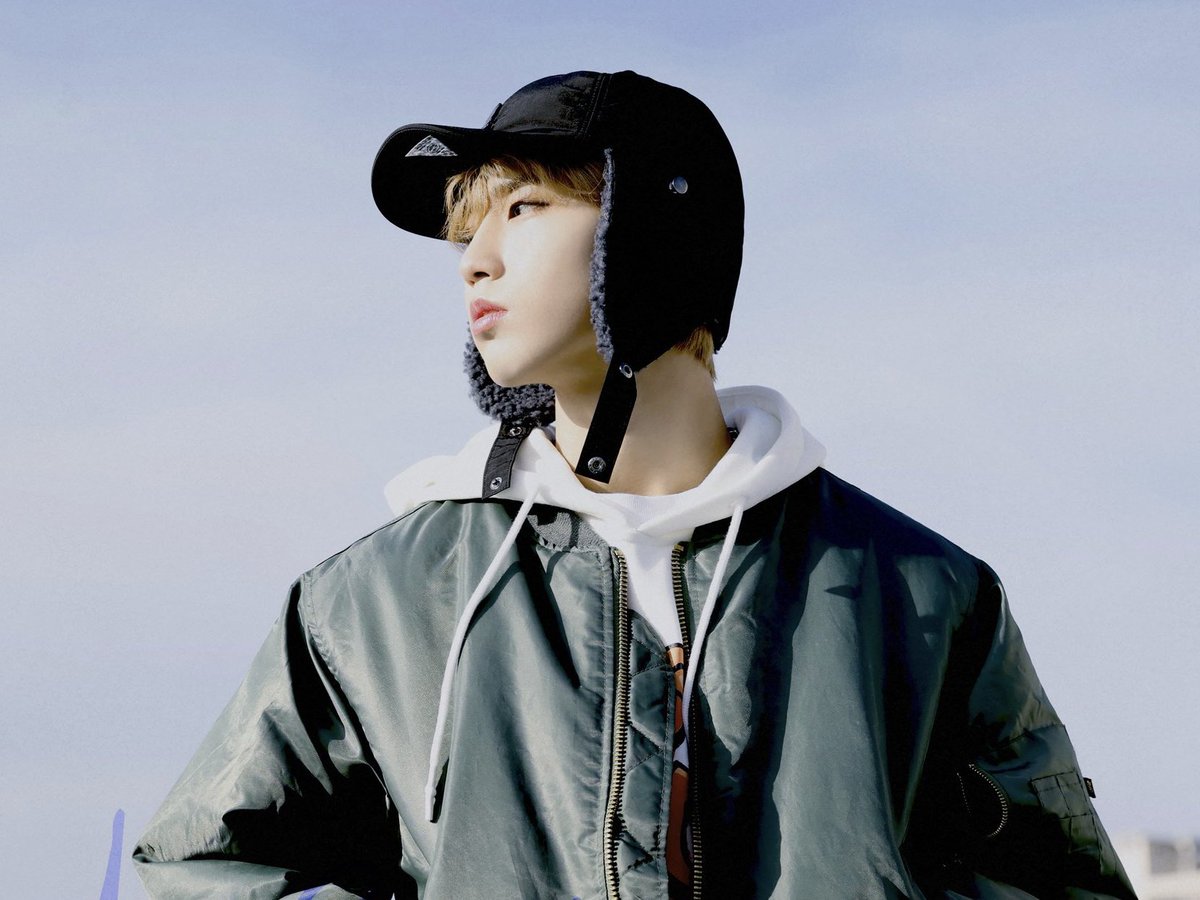 Up up coldplay перевод. Alien blues обложка. Han jisung alien. Alien blues vundabar обложка. Alien перевод на русский.