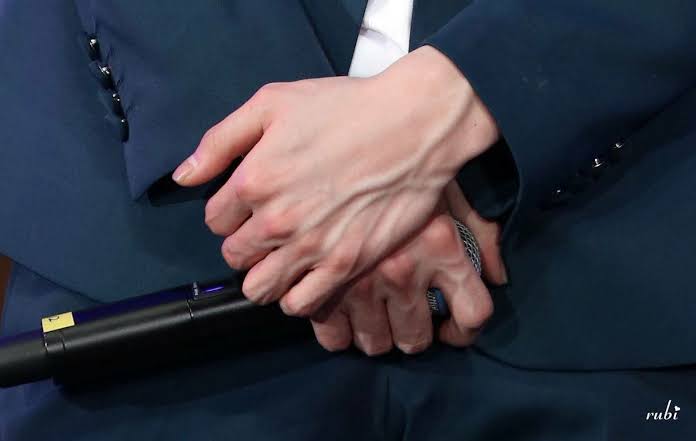 softhunnie94's tweet photo. how to trigger sehun stans https://t.co/TPyzpbqIzd