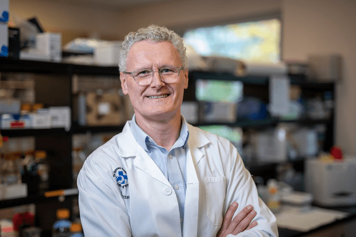 PARKİNSON'nun KAYNAĞI #BURUN MU?

Parkinson hastalığı olan kişilerin yüzde 80'inden fazlası, parkinson hastalığına ait semptomların başlangıcından yıllar önce  koku alma duyusundaki azalmadan muzdarip olmaktadır. 

Kaynak: bioengineer.org/does-parkinson…