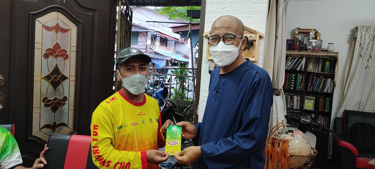 PemudaST's tweet photo. Ketua @PemudaST menyampaikan sumbangan kepada Mantan Calon PAS PRU14 N16 Sg. Tua, Ustaz Muhammad Ibrahim atau lebih dikenali sebagai UMC.

Ustaz berdepan dengan masalah kesihatan yang telah membataskan penglihatan dan pegerakannya ketika ini. Sama² kita doakan kesembuhan Ust. https://t.co/PshIwRJktf