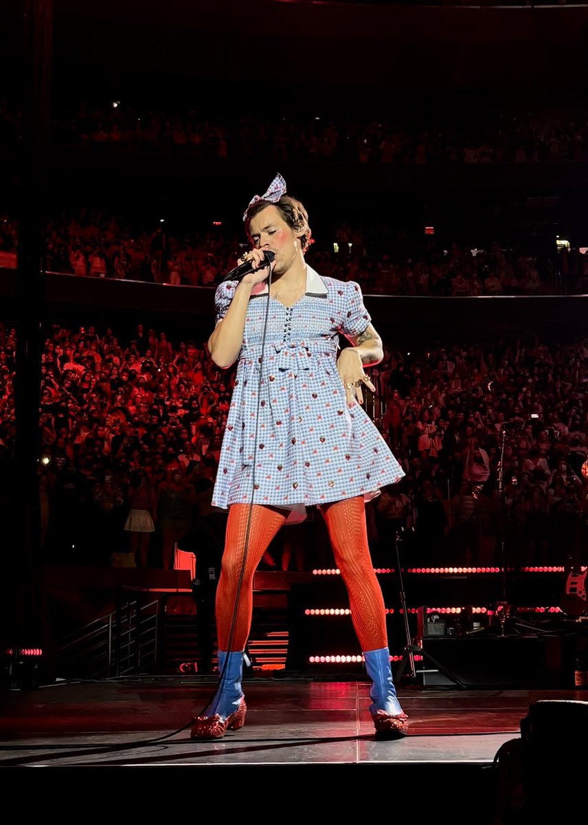 hsdaily's tweet photo. Harry as Dorothy last night at MSG #Harryween - October 30 (via @sunflowerkissyh) https://t.co/m70Qx1NK1o