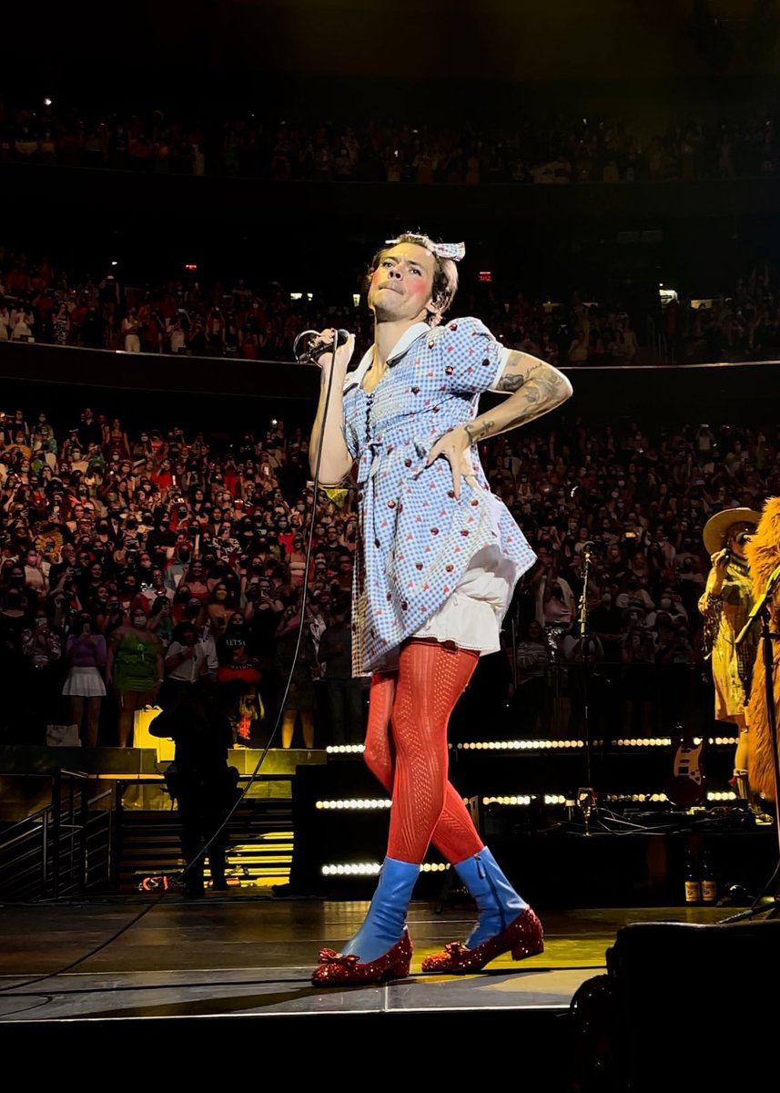 hsdaily's tweet photo. Harry as Dorothy last night at MSG #Harryween - October 30 (via @sunflowerkissyh) https://t.co/m70Qx1NK1o