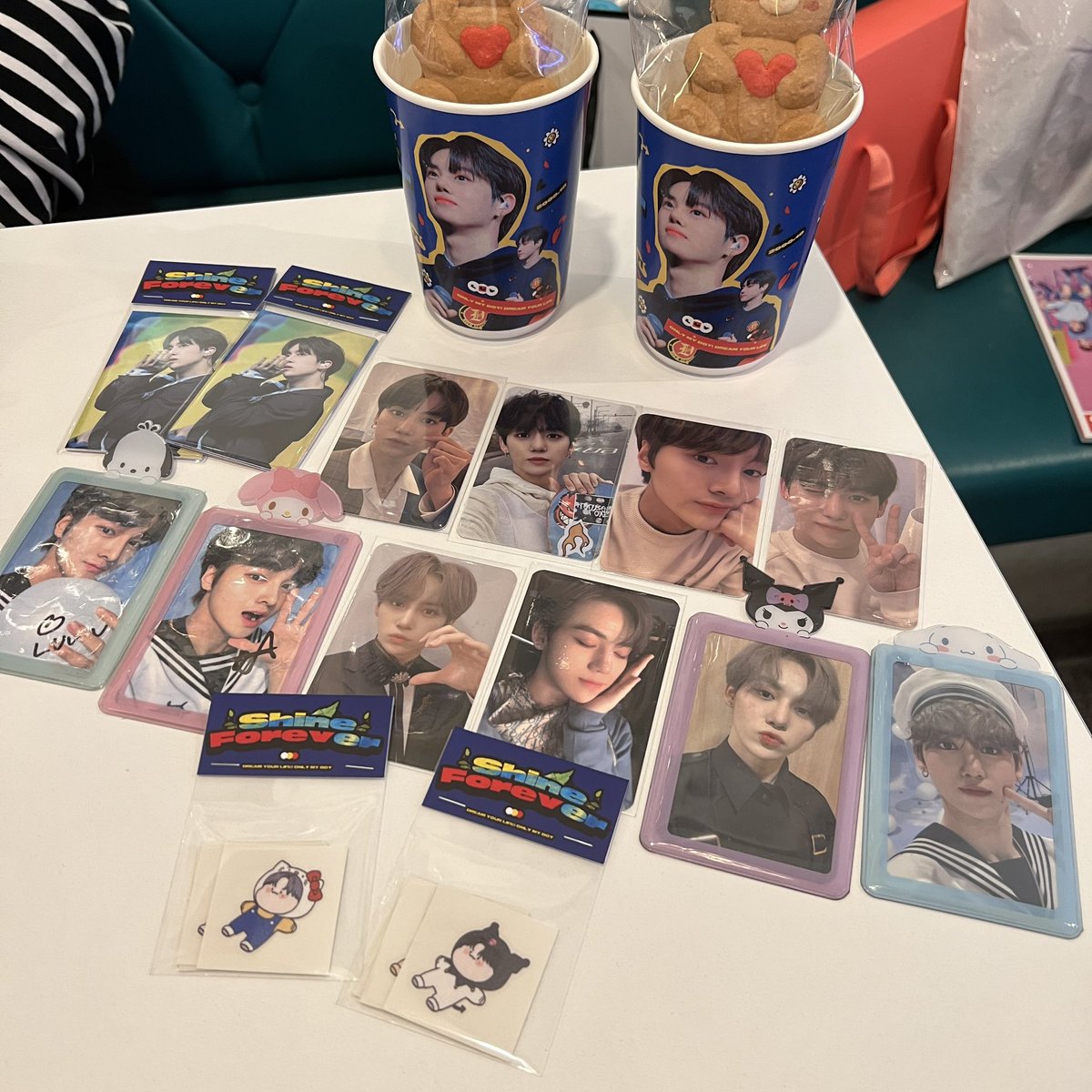 podo_0709's tweet photo. 윤성이 생일카페 넘넘 잘 보구 왔어요🥰🥰
너무 잘 ^^ 꾸며져있어서 볼거두 많았구
마카롱도 음료수도 짱맛❤ 컵홀더두 넘 예쁘구
넘 잘 보구 왔어요 감사합니다 윤성아 생일축하해❤

#제일_빛나는_별_윤성아_생일축하해
#윤성아_너의_태양은_평생_빛날꺼야 https://t.co/6jihPT5BnE