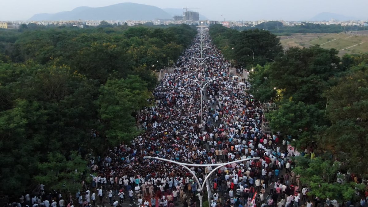 JanaSenaParty's tweet photo. జనసేన పార్టీ అధ్యక్షులు శ్రీ @PawanKalyan గారు విశాఖ ఉక్కు సభలో జన ప్రభంజనం.

#JSPForVizagSteelPlant https://t.co/RfcpJ9CPqV