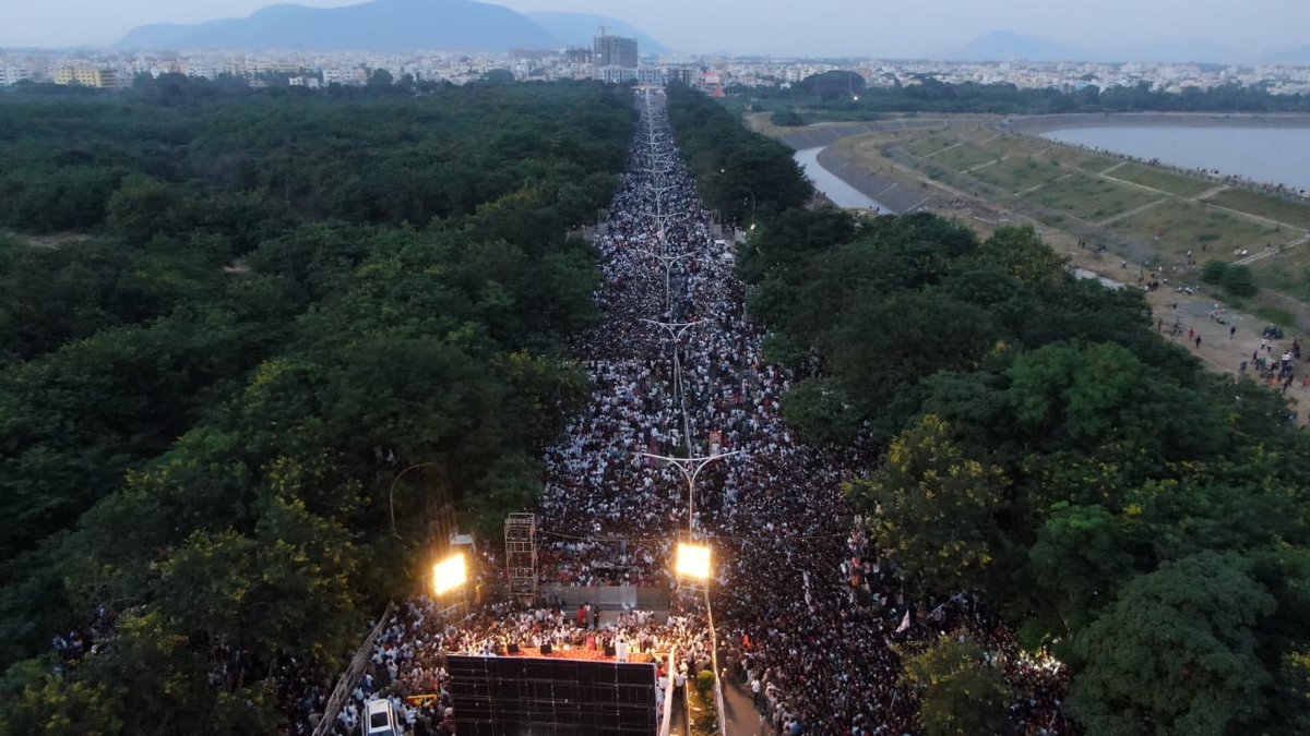 JanaSenaParty's tweet photo. జనసేన పార్టీ అధ్యక్షులు శ్రీ @PawanKalyan గారు విశాఖ ఉక్కు సభలో జన ప్రభంజనం.

#JSPForVizagSteelPlant https://t.co/RfcpJ9CPqV