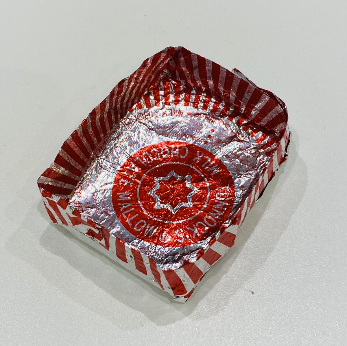 LizPichon's tweet photo. Multi tasking with treats. #FunWithFoil #RandomActsOfFun https://t.co/A1YoY7OKke