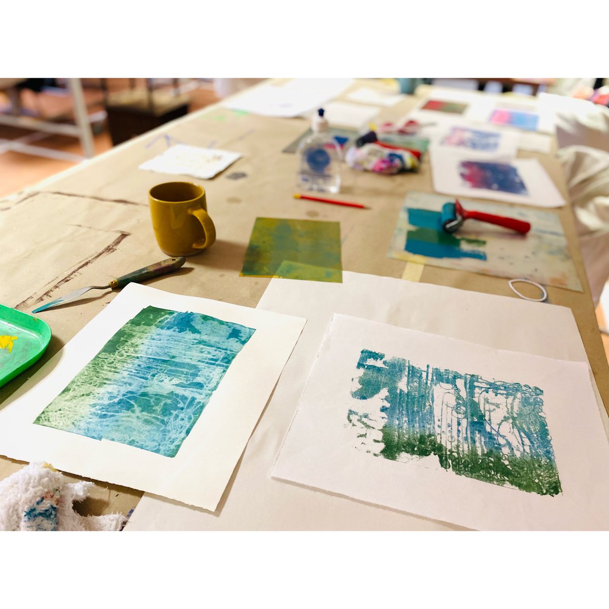 seaternprint's tweet photo. Print Sunday! Making monoprints with fellow sea swimmers for our Into the Sea research project π@SuzeHocknell #ArtsBasedResearch #Printmaking #Monoprints #ExploringColour #MarkMaking #SeaSwimming https://t.co/1Mja2Da0yZ