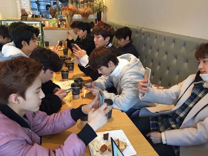 qqqq__02's tweet photo. @Creker_THEBOYZ 
クレコへ
ドボの1番の理解者で彼らを応援してくれて支えてくれてありがとうございます
日本でもコンサートをしてくれてこんなイケメン多彩な12人を集めてくれてありがとうございます
出すのに時間のかかったペンラもクレコが出してくれてありがとうございます
ドビは一生クレコペン♡ https://t.co/Rq6nPDLR03