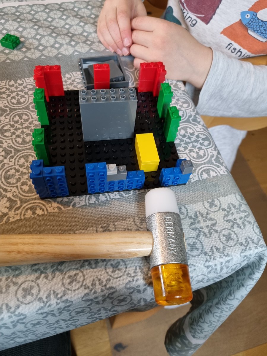 Finselbix's tweet photo. Jo #modbrix... Super Passgenauigkeit. Zum Glück habe ich einen Hammer hier. 😠😤 https://t.co/Q5LYvJMqHX