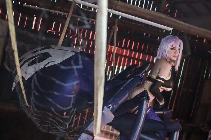 🎃 Happy Halloween!!!🎃  Hope you have a spoopy day ~~  Arachne was a big project and one of my dream cosplays<a href="/tag/mobbunny"class="tags"><span>#mobbunny</span></a>