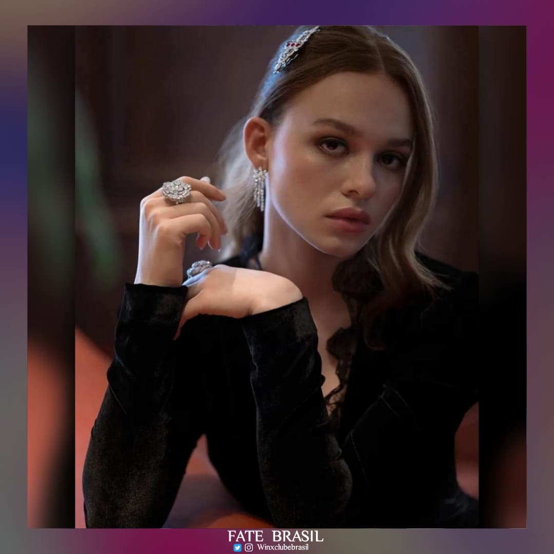 seriesclubebr's tweet photo. Que tudo!!! @sadiesoverall para Vogue e Cartiers Stills, ela não ta um arraso gente? 😻😻
#fatethewinxsaga #fate #fateedit #fatewinx #fatethewinxsagaedit #fatewinxbr https://t.co/8ynricn13w