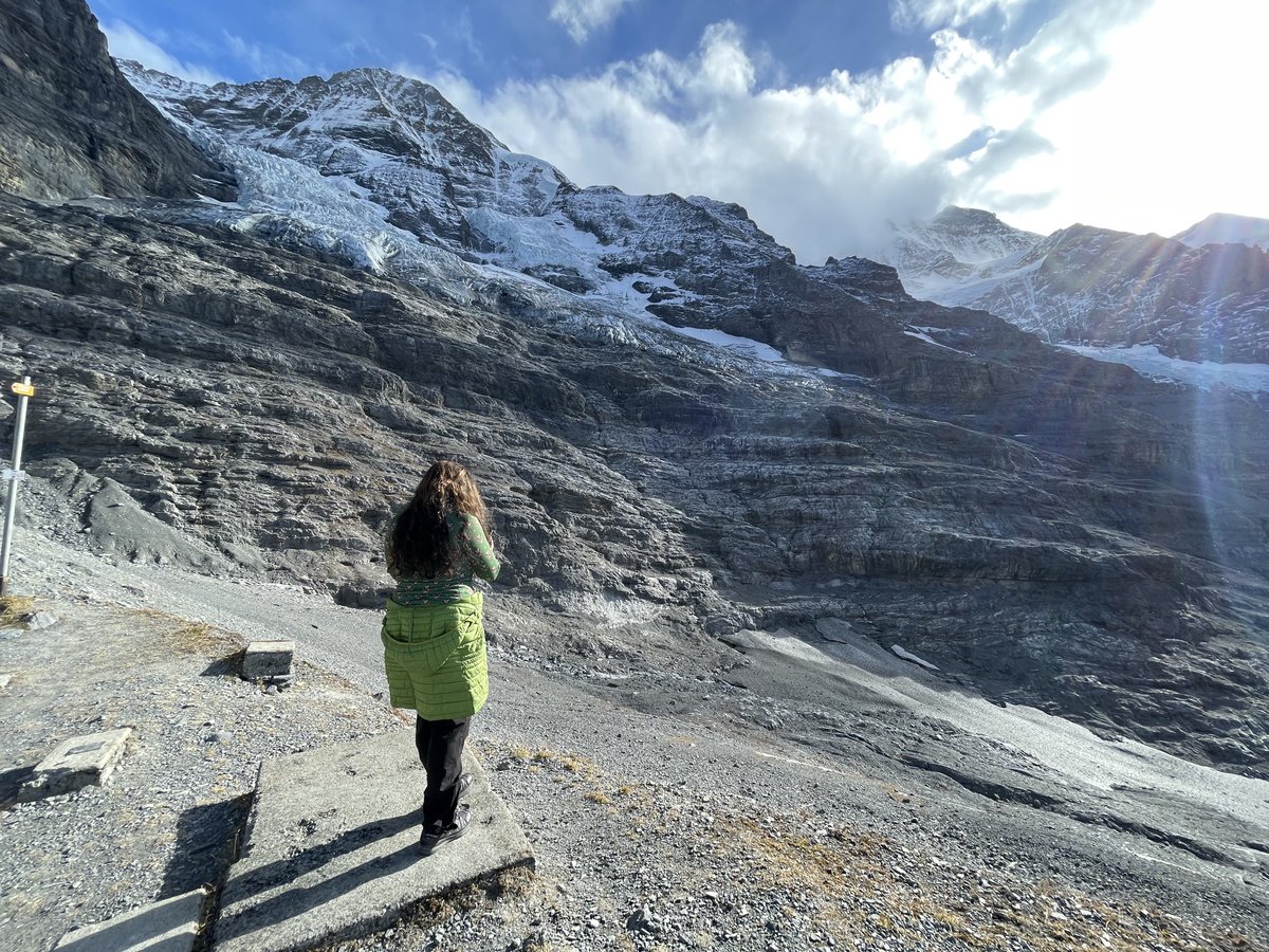 MartinGertsch's tweet photo. Photos 1 und 3 Betonplatte ist Eisgrotteneingang, ca 1910 und heute
Photos 2und 4, Datum dito, weiter zurück konnte ich nicht mehr Moränenseite
#Eigergletscher #Klimakrise https://t.co/8k7eCv13iy