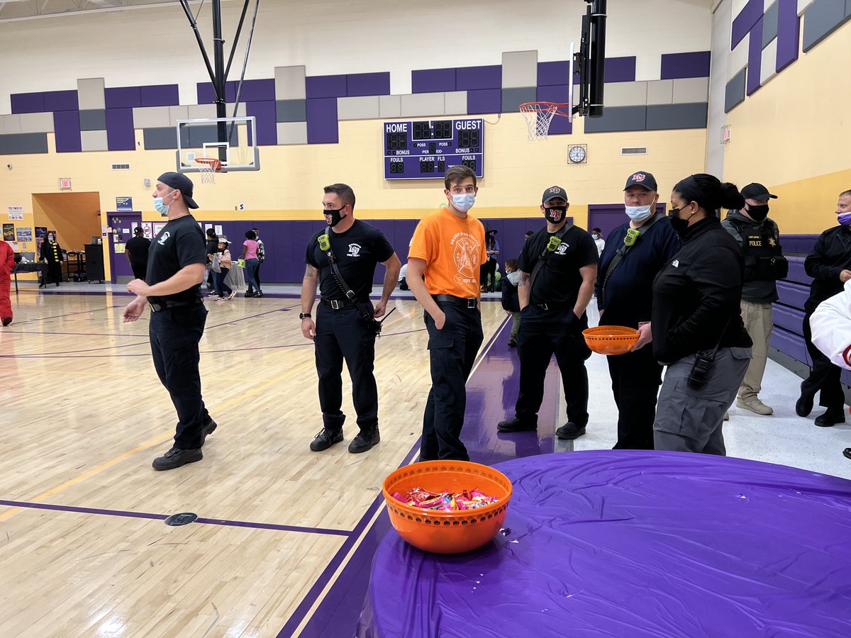CDavis_BOLA's tweet photo. VIP Folks! MPD, MFD and our District Administrators came to join in the fun!
          We Are Family!! https://t.co/gO4i8ajyFj