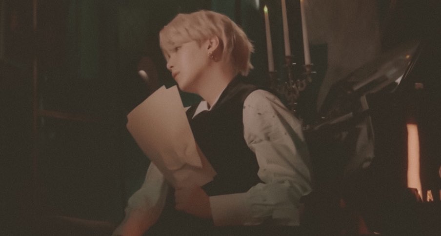 agustdfms's tweet photo. gray pianist - #suga https://t.co/cG8dcNh2LM