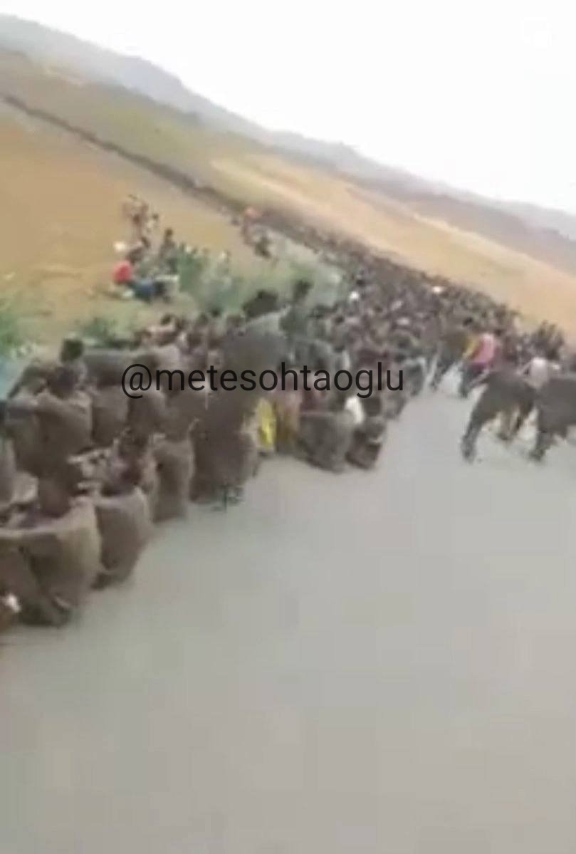 metesohtaoglu's tweet photo. 🔴 Tigray rebels launched a full-scale offensive deep into #Ethiopia and are moving towards the capital of Addis - Ababa.
The Ethiopian army is demoralized and is surrendering en masse, two divisions recently surrendered and two suffered heavy losses,
📸 https://t.co/FSeKf4ZgiC