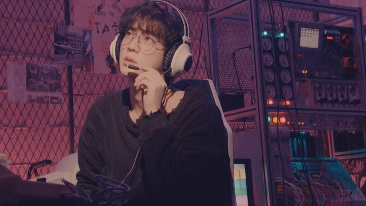 92jinlovrss's tweet photo. Seokjin hacker DIOS SANTO 

 #TheMusicVideo  #BUTTER  #PCAs @BTS_twt https://t.co/9LdDRotoa8