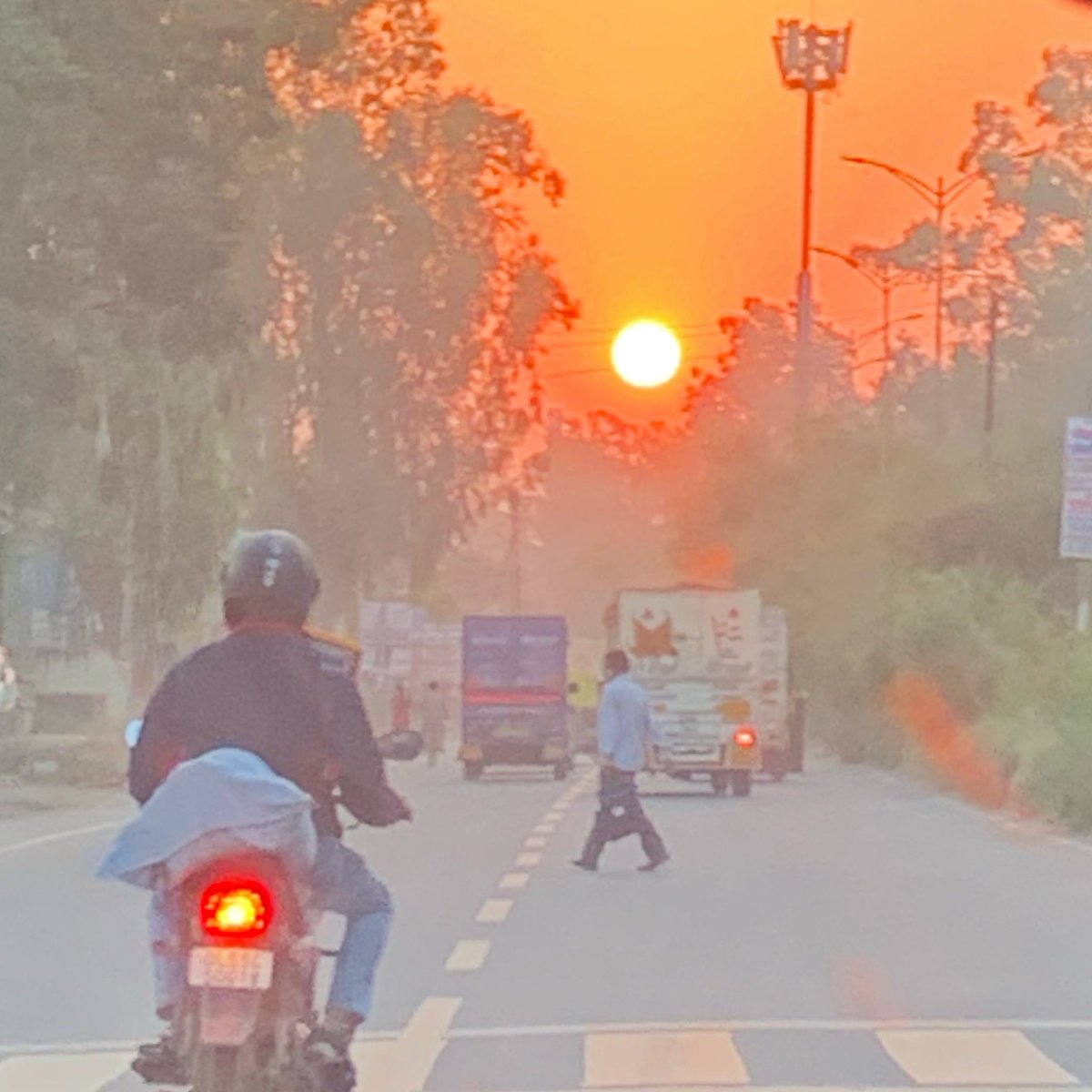 balvin00's tweet photo. A sunset is the sun's fiery kiss to the night.
Crystal Woods
#sunset #NaturePhotography #ClickOnTheGo https://t.co/T3XxZYtvd4