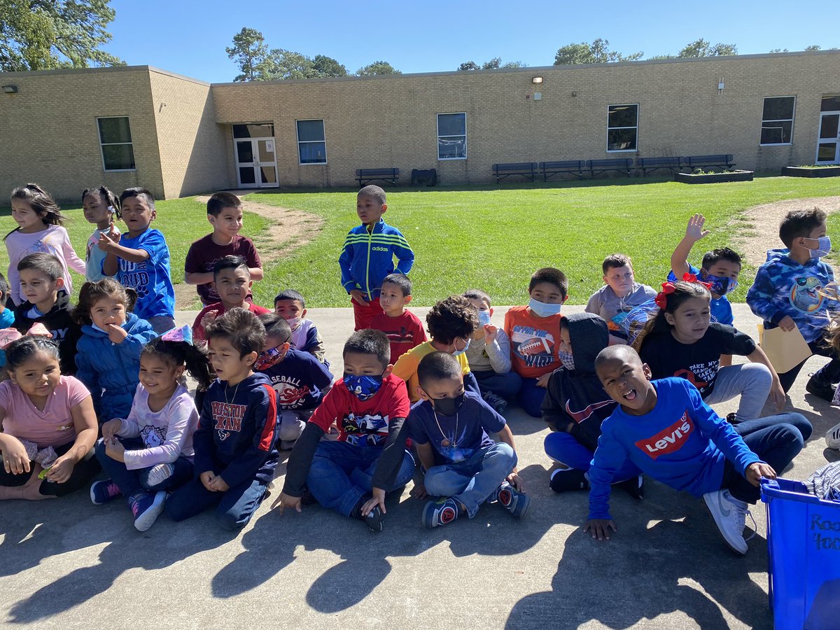 MrsMFitch_NBE's tweet photo. #KinderTeam had an awesome time during our science 🧪 experiment‼️ @HumbleISD_NBE #FitchesFriends #kinderrocks BTW, @DebbieT_NBE kids had fun having Utley around‼️ https://t.co/hIcnSwlRzA
