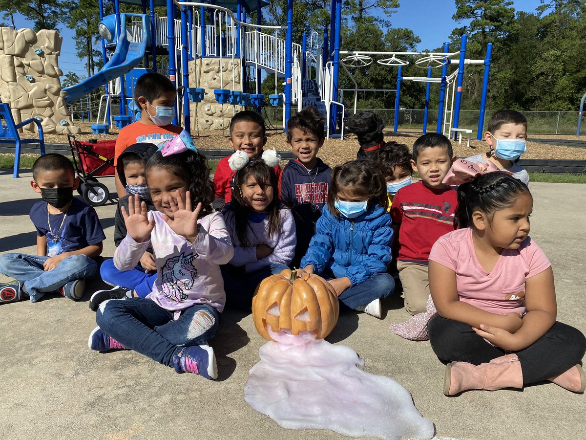 MrsMFitch_NBE's tweet photo. #KinderTeam had an awesome time during our science 🧪 experiment‼️ @HumbleISD_NBE #FitchesFriends #kinderrocks BTW, @DebbieT_NBE kids had fun having Utley around‼️ https://t.co/hIcnSwlRzA