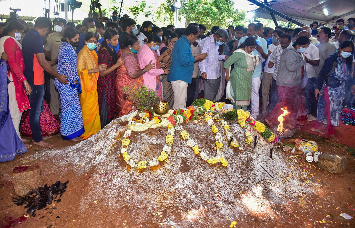 DinamaniDaily's tweet photo. கன்னட நடிகர் புனித் ராஜ்குமார் உடல் நல்லடக்கம் - புகைப்படங்கள்
https://t.co/KxTR6ISZUi

#PuneethRajukumar | #PuneethRajkumar | #PunithRajkumar | #PuneetRajkumar #Puneeth | #PuneethRajkumarLivesOn | #PuneethRajkumarrip |#PuneethRajkumardeath | #puneethkumar https://t.co/cYMNE2gDlt