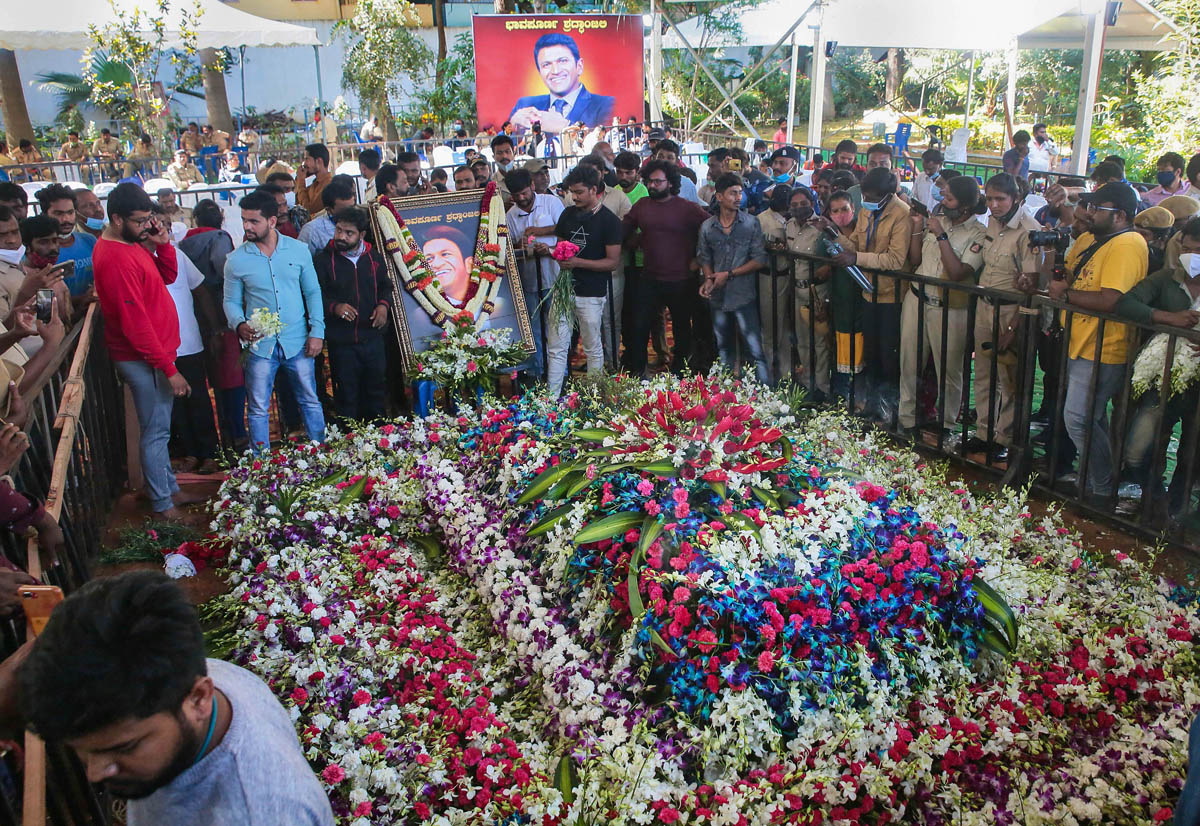 DinamaniDaily's tweet photo. கன்னட நடிகர் புனித் ராஜ்குமார் உடல் நல்லடக்கம் - புகைப்படங்கள்
https://t.co/KxTR6ISZUi

#PuneethRajukumar | #PuneethRajkumar | #PunithRajkumar | #PuneetRajkumar #Puneeth | #PuneethRajkumarLivesOn | #PuneethRajkumarrip |#PuneethRajkumardeath | #puneethkumar https://t.co/cYMNE2gDlt
