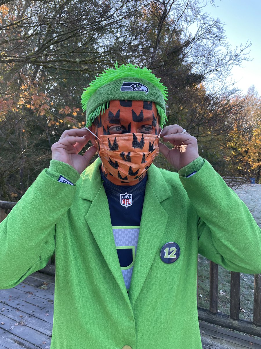 featherface12's tweet photo. @12s #SEAvsJAX Halloween Game!  Mike Holmgren in the #RingOfHonor!  Let’s goooo! https://t.co/VtjyRsf67I