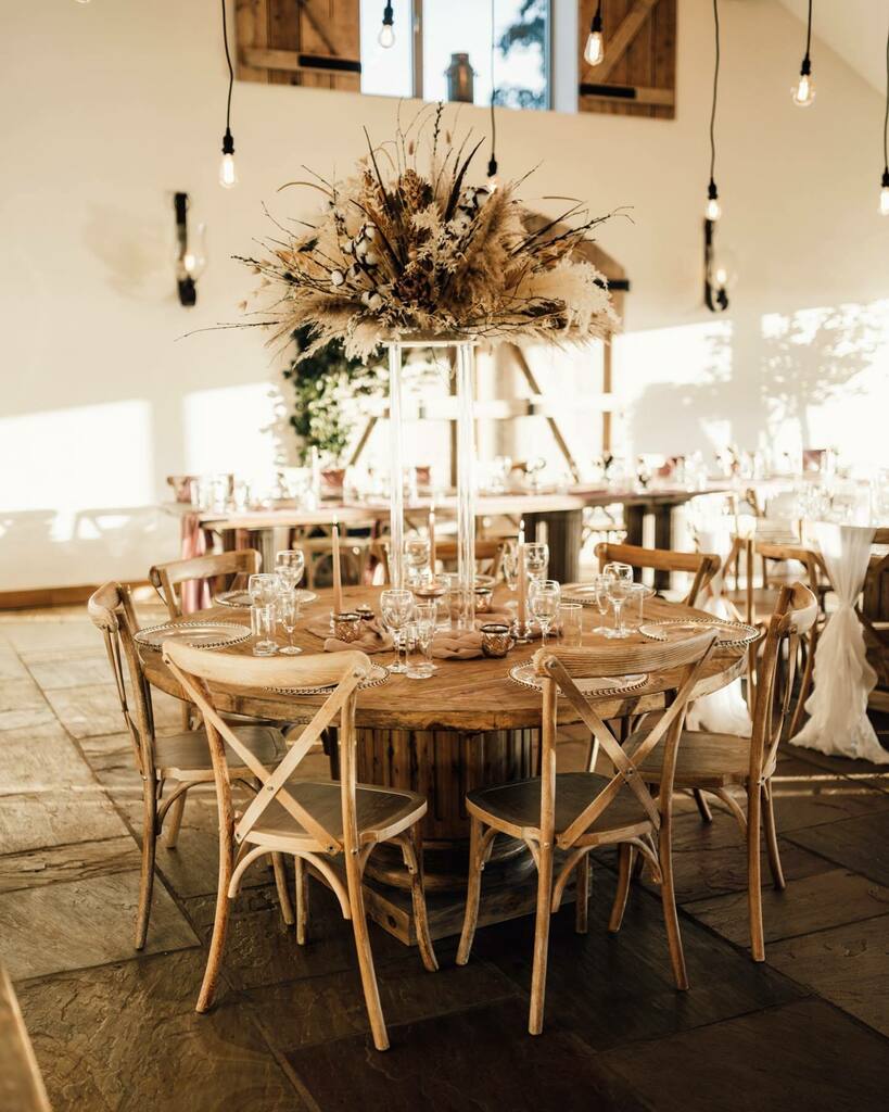 Little bit of inspo! 

Like children, you can’t have a favourite. But when it comes to wedding venues, this has to be up there for me. 

venue // <a href="/hobbit/">Bilbo</a>.hill 
stylist // @amore_eventstylists 
flowers // @fleurdesignsuk 

#weddingphotographer #weddingpho… instagr.am/p/CVs4q7SISiV/