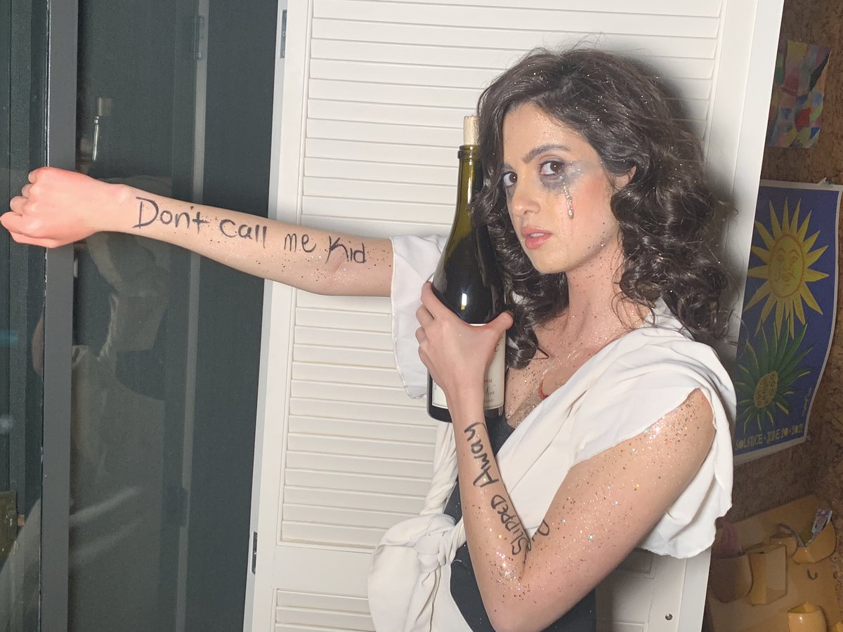 taylorswiftbr's tweet photo. Perfeita! A atriz Laura Marano, conhecida por seu papel em Austin &amp; Ally, se vestiu de Augustine para o Halloween! ��❤ https://t.co/jDVjmJHDDK