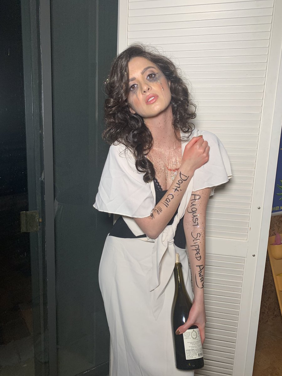 taylorswiftbr's tweet photo. Perfeita! A atriz Laura Marano, conhecida por seu papel em Austin &amp; Ally, se vestiu de Augustine para o Halloween! ��❤ https://t.co/jDVjmJHDDK