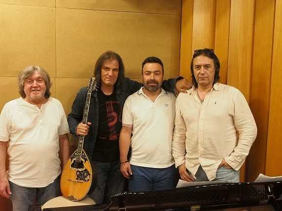 naftemporikigr's tweet photo. Μητσιάς, Κότσιρας και Τσαλιγοπούλου ερμηνεύουν νέα τραγούδια του Χρήστου Παπαδόπουλου https://t.co/ufvfPISd6Z #fmrecords #ChristosPapadopoulos #LaikiTragodia #κοτσιρας #ManolisMitsias  #nikoskarasmusic #elenitsaligopoulou  #yianniskotsiras #μητσιας #greek #music #naftemporiki https://t.co/Xco5vIHN9w