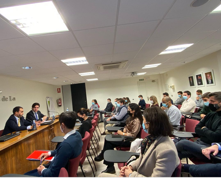 EL EXPEDIENTE MATRIMONIAL: Ventajas de su tramitación notarial, a cargo del notario D. Alberto Enrique Pérez Rodríguez.
Jornada celebrada con motivo de la del Día del Abogado Joven. #DAJ2021 #AJARioja
¡Gracias por vuestra asistencia!