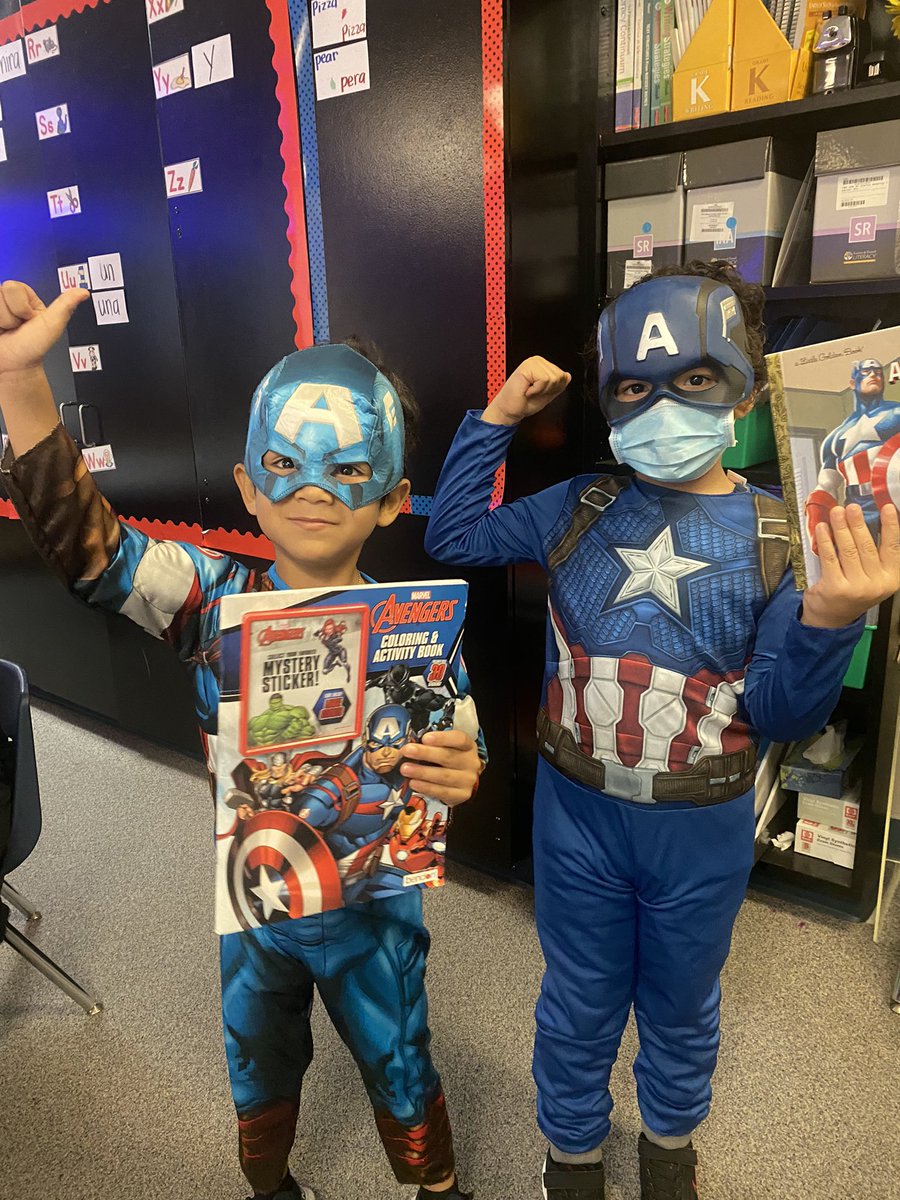 MrsMFitch_NBE's tweet photo. Book Character parade‼️ 👑 🦸♂️ 🦖 🌻 @HumbleISD_NBE #FitchesFriends https://t.co/GjxXysxh6I