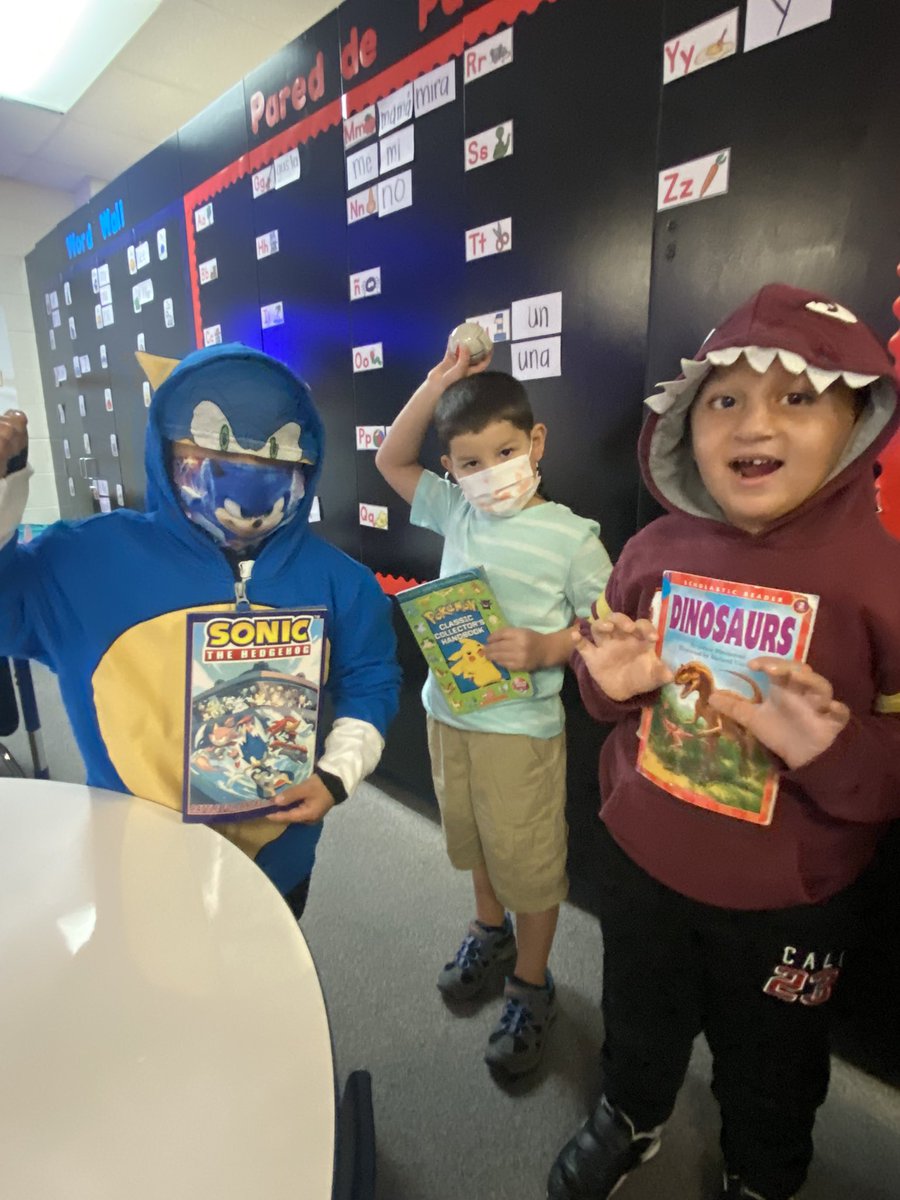 MrsMFitch_NBE's tweet photo. Book Character parade‼️ 👑 🦸♂️ 🦖 🌻 @HumbleISD_NBE #FitchesFriends https://t.co/GjxXysxh6I