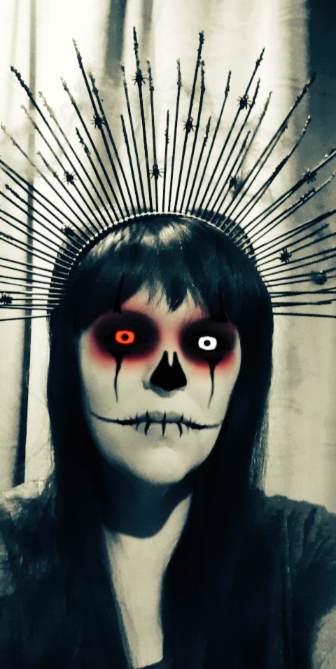 TheBl00dyFl0wer's tweet photo. My Halloween crown with black holographic glitter, little spiders and black spider webs... I'm wearing a dark red wig and the makeup is provided by Snapchat. 👻

🎃 Happy Halloween! 🕸️

#Halloween #hairaccessories #halocrown https://t.co/c7HOPPW3ll