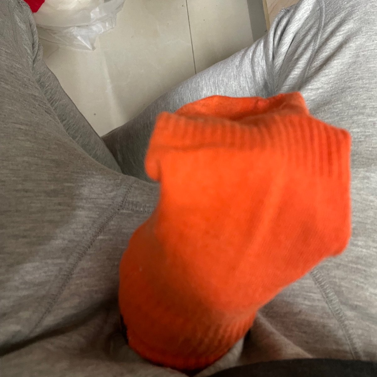 Slxswbb520's tweet photo. 边看比赛边吃泡面套着爸爸的袜子在宿舍 臭味在裤裆旁弥散希望舍友闻不到 https://t.co/W7iZb9FmCB