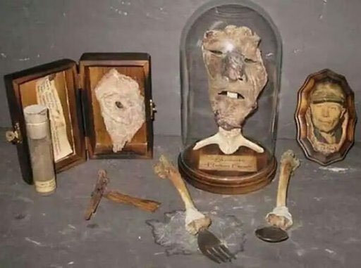 CrimesReais's tweet photo. Gein havia furtado diversas lápides e partes de cadáveres enterrados num cemitério próximo. Em posse destes, Ed fez móveis, roupas e até máscaras. Na casa também constava a cabeça de uma “barwoman” que estava desaparecida desde 1954, quatro anos antes da revista na propriedade. https://t.co/hl1K6Ax2tn