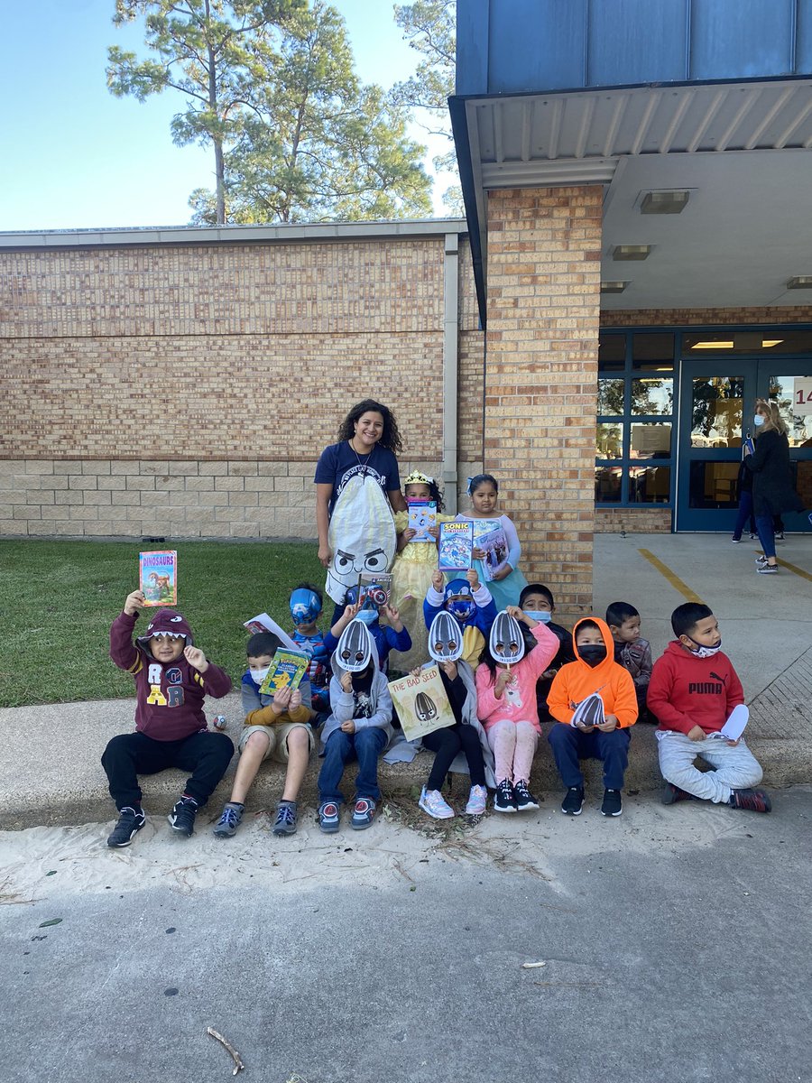 MrsMFitch_NBE's tweet photo. Book Character parade‼️ 👑 🦸♂️ 🦖 🌻 @HumbleISD_NBE #FitchesFriends #TheBadSeed #KinderTeamRocks #AllLatePost 🙃 #busyhavingfuninKinder https://t.co/PbknfKfTfx
