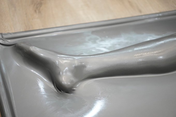 新到的@SzegedMansion 金属银真空床，超久没发推，感谢大家还关注着我🎃 视频马上就来 Fabulous metallic silver vacbed from @SzegedMansion<a class="tags" target="_blank" title="On Twitter" href="/?out=eyJ0eXAiOiJKV1QiLCJhbGciOiJIUzUxMiJ9.eyJpYXQiOjE3MjE0MjUxMTEsImlzcyI6InR3cG9ybnN0YXJzLmNvbSIsIm5iZiI6MTcyMTQyNTExMSwiZXhwIjoxNzUyOTYxMTExLCJyZWRpcmVjdF91cmwiOiJodHRwczovL3R3aXR0ZXIuY29tL1N6ZWdlZE1hbnNpb24ifQ.DyV9NzWpodQ2CQJHxoHk9HxQB0FiXbKz6pmqqPU1DGdcC7M-MSFxU_N4d7Lj4Wk0V_8LZtJeXo72GeiMv8RNKw">@SzegedMansion</a><a href="/tag/latex"class="tags"><span>#latex</span></a><a href="/tag/vacbed"class="tags"><span>#vacbed</span></a><a href="/tag/%E7%9C%9F%E7%A9%BA%E5%BA%8A"class="tags"><span>#真空床</span></a><a href="/tag/%E4%B9%B3%E8%83%B6%E8%A1%A3"class="tags"><span>#乳胶衣</span></a><a href="/tag/%E3%83%90%E3%82%AD%E3%83%A5%E3%83%BC%E3%83%A0%E3%83%99%E3%83%83%E3%83%89"class="tags"><span>#バキュームベッド</span></a>